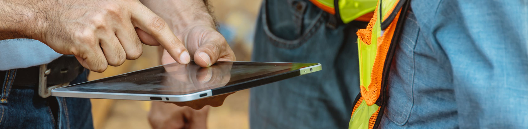 contact-worker-with-tablet